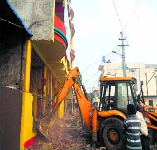 Municipal corporation bulldozer running on encroachment | अतिक्रमणावर चालला पालिकेचा बुलडोजर