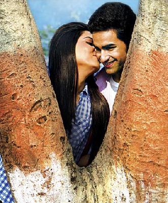 Kiss Love & Sneaky Embrace Of The Movement | Kiss Love & आंदोलनाची अळीमिळी गुपचिळी