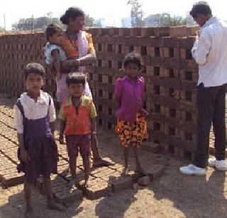 'Bhatbhatti school' filled with gratitude | वंचितांसाठी भरतेय 'वीटभट्टी शाळा'