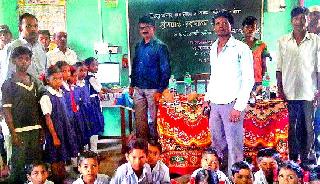 Grams give gifts to the school to school | ग़्रामस्थांनी दिला शाळेला संगणक संच भेट Grams give gifts to the school to school | ग़्रामस्थांनी दिला शाळेला संगणक संच भेट