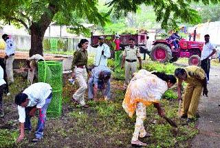 Cleanliness campaign: Cleanliness of the police station and colony area | स्वच्छता मोहीम : पोलीस ठाणे व वसाहत परिसराची साफसफाई Cleanliness campaign: Cleanliness of the police station and colony area | स्वच्छता मोहीम : पोलीस ठाणे व वसाहत परिसराची साफसफाई