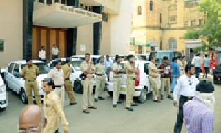 Lounge with Slum Officer Builders | स्लम अधिकाऱ्यांचे बिल्डर्सशी लागेबांधे