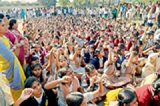 The truck crashed into a schoolboy student | ट्रकने शाळकरी विद्यार्थ्याला चिरडले The truck crashed into a schoolboy student | ट्रकने शाळकरी विद्यार्थ्याला चिरडले