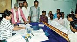 Farmer's body in SDO office | शेतकऱ्याचा मृतदेह एसडीओ कार्यालयात Farmer's body in SDO office | शेतकऱ्याचा मृतदेह एसडीओ कार्यालयात