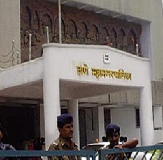 Thousands of Shiv Sena-NCP corporators shouted slogans | ठामपाच्या महासभेत शिवसेना - राष्ट्रवादी नगरसेवकांत धक्काबुक्की