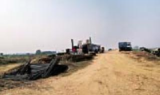 Illegal traffic on the canal service platform | कालवा सेवा पथावरून अवैध वाहतूक सुरू