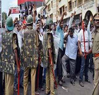 Action in the procession | मिरवणुकीमध्ये हाणामारी Action in the procession | मिरवणुकीमध्ये हाणामारी