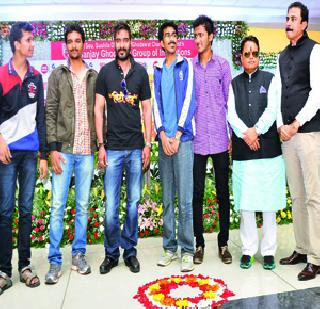 With actor Ajay, 'Viti-Dandu' rumale youth | अभिनेता अजयसोबत ‘विटी-दांडू’त रमली तरुणाई With actor Ajay, 'Viti-Dandu' rumale youth | अभिनेता अजयसोबत ‘विटी-दांडू’त रमली तरुणाई