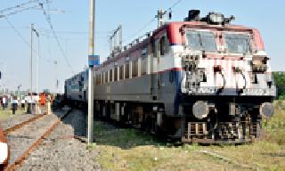 Amravati-Surat passenger leaves 'track' | अमरावती-सूरत पॅसेंजरने सोडला ‘ट्रॅक’ Amravati-Surat passenger leaves 'track' | अमरावती-सूरत पॅसेंजरने सोडला ‘ट्रॅक’