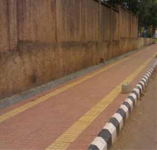 The shopkeepers swallowed the footfight | चक्क दुकानदारांनीच गिळले फुटफाथ