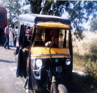 Auto rickshaw hit; Five passengers were injured | ऑटोरिक्षाची बसला धडक; पाच प्रवासी जखमी Auto rickshaw hit; Five passengers were injured | ऑटोरिक्षाची बसला धडक; पाच प्रवासी जखमी