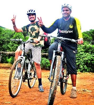 Two jigabankasakanake bakake to attack kokan! | दोघा जिगरबाजांची कोकण कड्यावर सायकलने स्वारी!