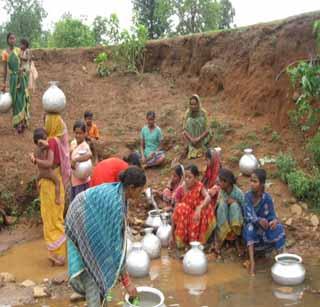 There is no water drops for the village for two months | दोन महिन्यांपासून गावात पाण्याचा थेंब नाही
