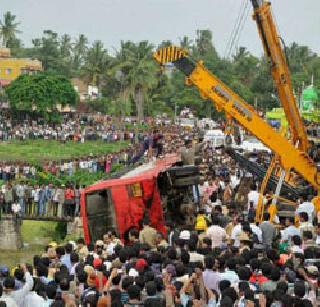 The bus in the Khandala Ghat was closed on the highway | खंडाळा घाटात द्रुतगती मार्गावर बस उलटली