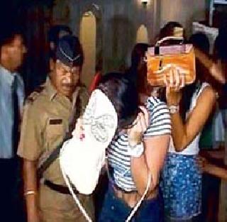 An outrageous party broke out in Aurangabad | औरंगाबादमध्ये बेधुंद पार्टी उधळली An outrageous party broke out in Aurangabad | औरंगाबादमध्ये बेधुंद पार्टी उधळली