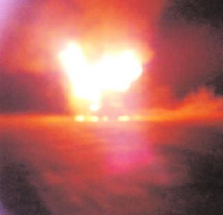 Three hundred gas cylinders with truck | ट्रकसह तीनशे गॅस सिलिंडर खाक