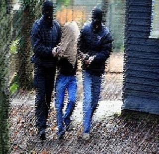 Video upload by assaulting a student who is engaged in a girl friend | मैत्रिणीशी लगट करणा-या विद्यार्थ्याला मारहाण करून व्हिडिओ केला अपलोड Video upload by assaulting a student who is engaged in a girl friend | मैत्रिणीशी लगट करणा-या विद्यार्थ्याला मारहाण करून व्हिडिओ केला अपलोड