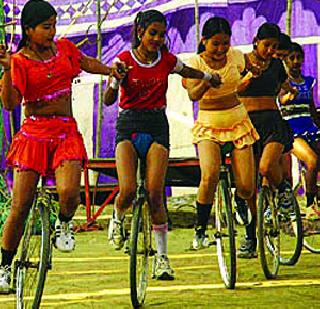 The risk of extinction of the circus in the coming period | आगामी काळात सर्कस लुप्त होण्याचा धोका The risk of extinction of the circus in the coming period | आगामी काळात सर्कस लुप्त होण्याचा धोका