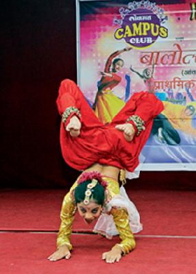 Pamphlet primary round played | धमाकेदार नृत्याने रंगली प्राथमिक फेरी