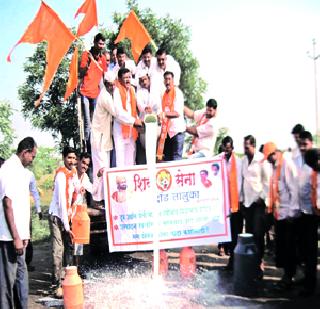 Prohibition of milk pouring on the road | दूध रस्त्यावर ओतून निषेध