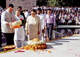 Respect for 'inspiration' | ‘प्रेरणास्थळ’ येथे आदरांजली Respect for 'inspiration' | ‘प्रेरणास्थळ’ येथे आदरांजली