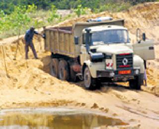 Action plan of the District Collector against sand mafia | वाळू माफियांविरुद्ध जिल्हाधिकाऱ्यांचा अ‍ॅक्शन प्लॅन