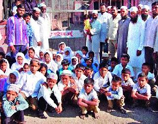 Lieutenant locks found by the villagers of Nyharkhade Budruk School | न्याहरखेडे बुद्रुक शाळेला ग्रामस्थांनी ठोकले कुलूप Lieutenant locks found by the villagers of Nyharkhade Budruk School | न्याहरखेडे बुद्रुक शाळेला ग्रामस्थांनी ठोकले कुलूप