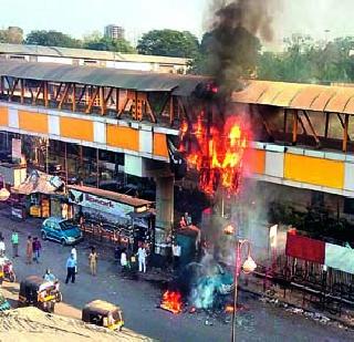 Skywalk fire in Kalyan | कल्याणमध्ये स्कायवॉकला आग