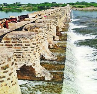 Tied: leakage to them | बंधा:यांना गळती Tied: leakage to them | बंधा:यांना गळती