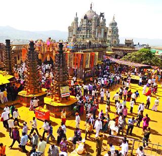 The crowd of devotees on Khandoba fort | खंडोबा गडावर भाविकांची गर्दी