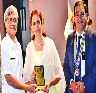 The ideal teacher award is provided | आदर्श शिक्षक पुरस्कार प्रदान