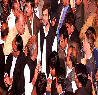 Before the huts, the bulldozer will go out! | झोपडय़ांच्या आधी बुलडोझर माङयावरून जाईल!