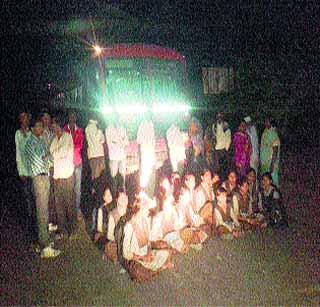 Students Stage Movement | विद्यार्थ्यांचे ठिय्या आंदोलन Students Stage Movement | विद्यार्थ्यांचे ठिय्या आंदोलन