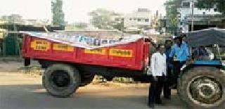 Gadchiroli removed 30 hoardings | गडचिरोलीत ३० होर्डिंग्ज काढले Gadchiroli removed 30 hoardings | गडचिरोलीत ३० होर्डिंग्ज काढले