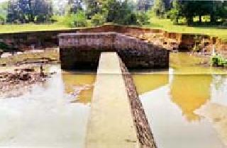 Opening the bund was done | बंधाऱ्याच्या कामातील गैरप्रकार झाला उघड