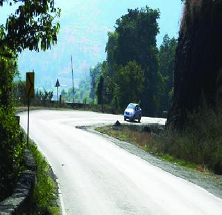 Due to the widening of the Kumburli turn, there is danger | केंबुर्ली वळणाचे रुंदीकरण होऊनही धोका कायम