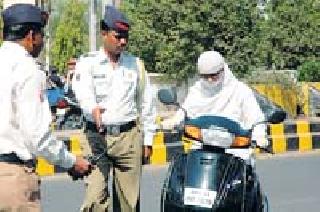 What do you do with helmets? | ‘हेल्मेट’ न घालणाऱ्यांचे काय? What do you do with helmets? | ‘हेल्मेट’ न घालणाऱ्यांचे काय?