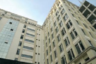 NMC employee took the plunge from the building | मनपा कर्मचाऱ्याने इमारतीवरून घेतली उडी NMC employee took the plunge from the building | मनपा कर्मचाऱ्याने इमारतीवरून घेतली उडी