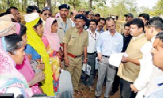 The Chief Minister took the attendance of the Magarrohio laborers | मुख्यमंत्र्यांनी घेतली मग्रारोहयो मजुरांची हजेरी The Chief Minister took the attendance of the Magarrohio laborers | मुख्यमंत्र्यांनी घेतली मग्रारोहयो मजुरांची हजेरी
