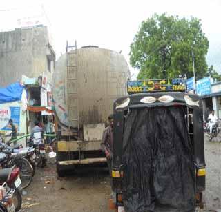 Heavy transport restrictions on paper! | अवजड वाहतूकबंदी कागदावरच!