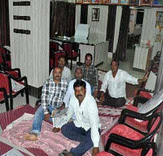 Deputy panel organizers removed the contractor's contractor | उपायुक्तांनी हटविला मंडप उपोषणकर्त्या कंत्राटदारांचा Deputy panel organizers removed the contractor's contractor | उपायुक्तांनी हटविला मंडप उपोषणकर्त्या कंत्राटदारांचा