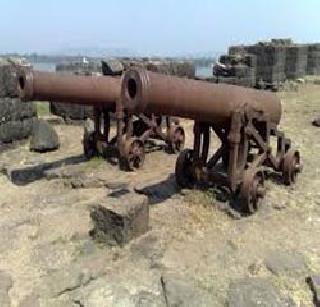 Shivnagar Chowk enhanced by the City Council | शिवकालीन तोफांनी वाढवली नगर परिषदेची शान Shivnagar Chowk enhanced by the City Council | शिवकालीन तोफांनी वाढवली नगर परिषदेची शान