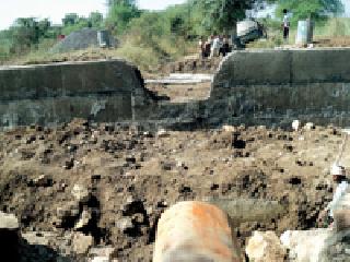 Corruption in canal repair work? | कालवा दुरुस्ती कामात भ्रष्टाचार?