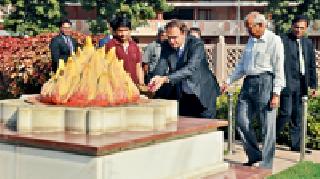 French officials surrender to the team | फ्रान्सचे अधिकारी संघाला शरण