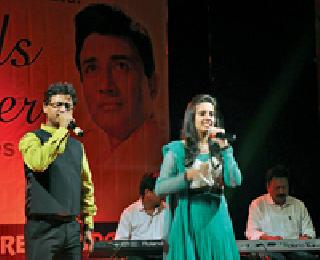 I went with playing life together. | मै जिंदगी का साथ निभाता चला गया..