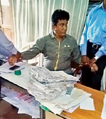 Dalal Dal archive | तहसील कार्यालयातील दलालाला चाप Dalal Dal archive | तहसील कार्यालयातील दलालाला चाप