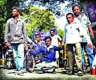 'Poke' for disabled people: | अपंगांचा ‘प्रहार’ :
