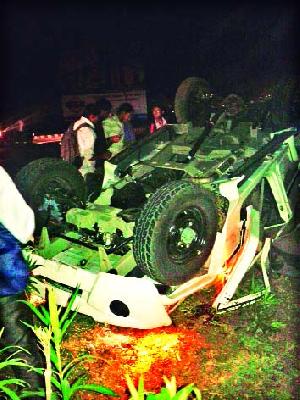 One killed in collision with Bolero | बोलेरो उलटून झालेल्या अपघातात एक ठार