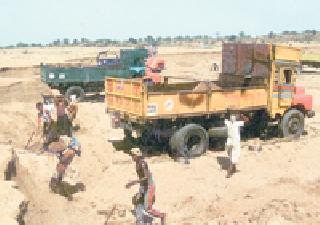 Damages to the Government due to lack of auction of sand ghats | रेती घाटांचा लिलाव न झाल्याने शासनाला नुकसान