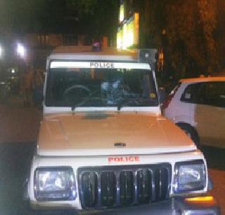 Police jeep collapses and injures three | पोलीस जीप घसरून तिघे जखमी Police jeep collapses and injures three | पोलीस जीप घसरून तिघे जखमी